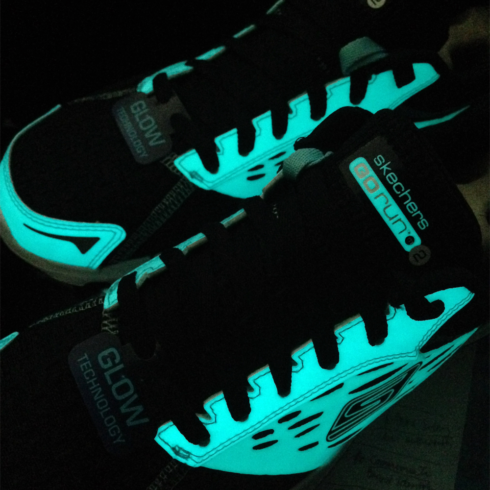harga sepatu skechers glow in the dark 