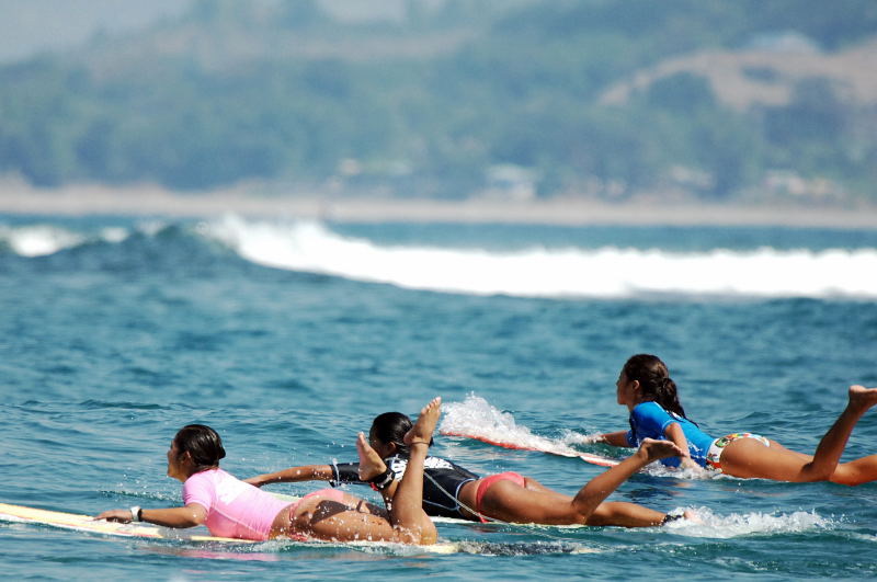 la union surfing babes