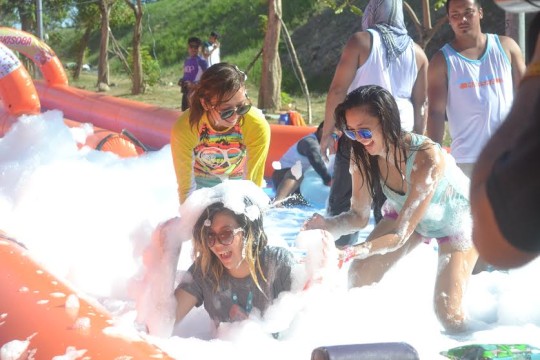 A crowd makes their way to try out the giant slip and slide at Slidefest Philippines last May 16-17, 2015, Filinvest City, Alabang. © Picture Fast / Slidefest Phlippines